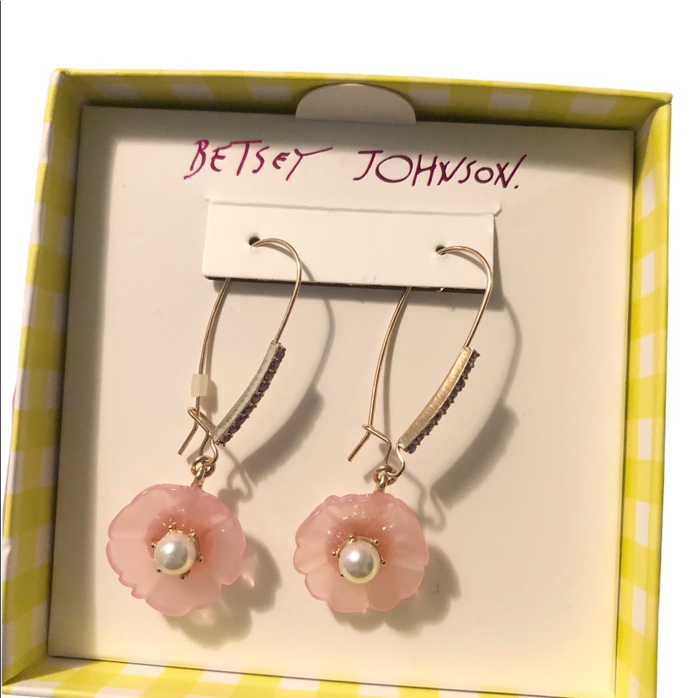 Jump into spring with these soft pink flower 🌸 Betsey Johnson earrings! NWT